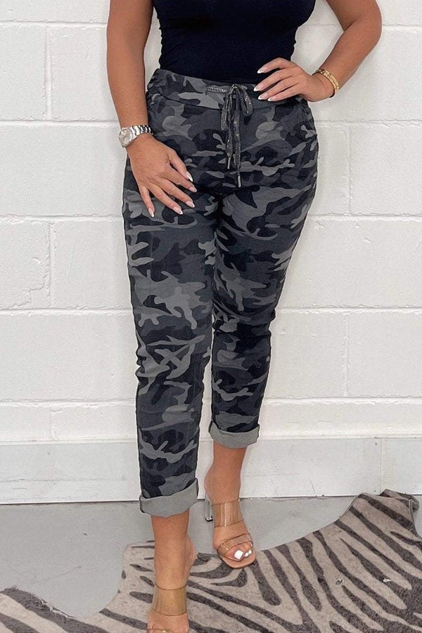 Regina - Stilvolle Camouflage-Hose